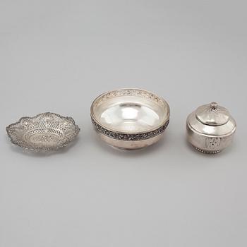 A bowl, a grate bowl and a bowl with lid in silver, first half of the 20th cenutry. Weight 600 g exkl inner glass bowl.