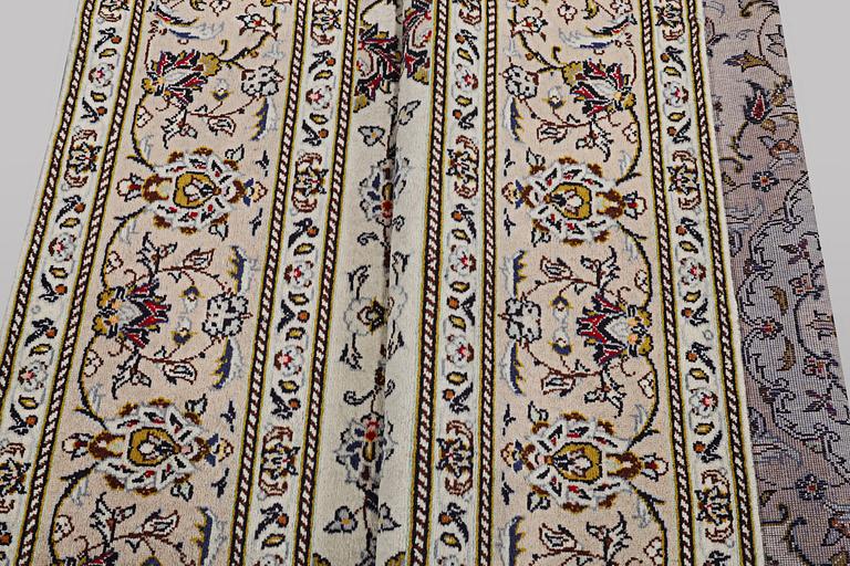 A carpet, Kashan, ca 298 x 197 cm.