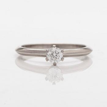Tiffany & Co, ring, platina, med briljantslipad diamant ca 0.23 ct enligt gravyr. Med sertifikat.