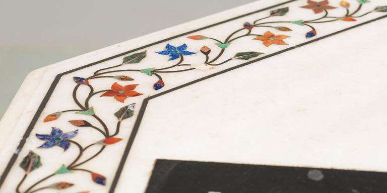 BORDSSKIVA, sk Pietra Dura, 1900-talets andra hälft.