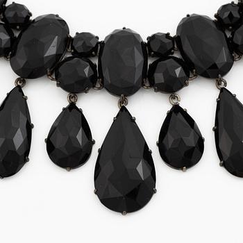 Collier silver med stora fasettslipade svarta stenar.