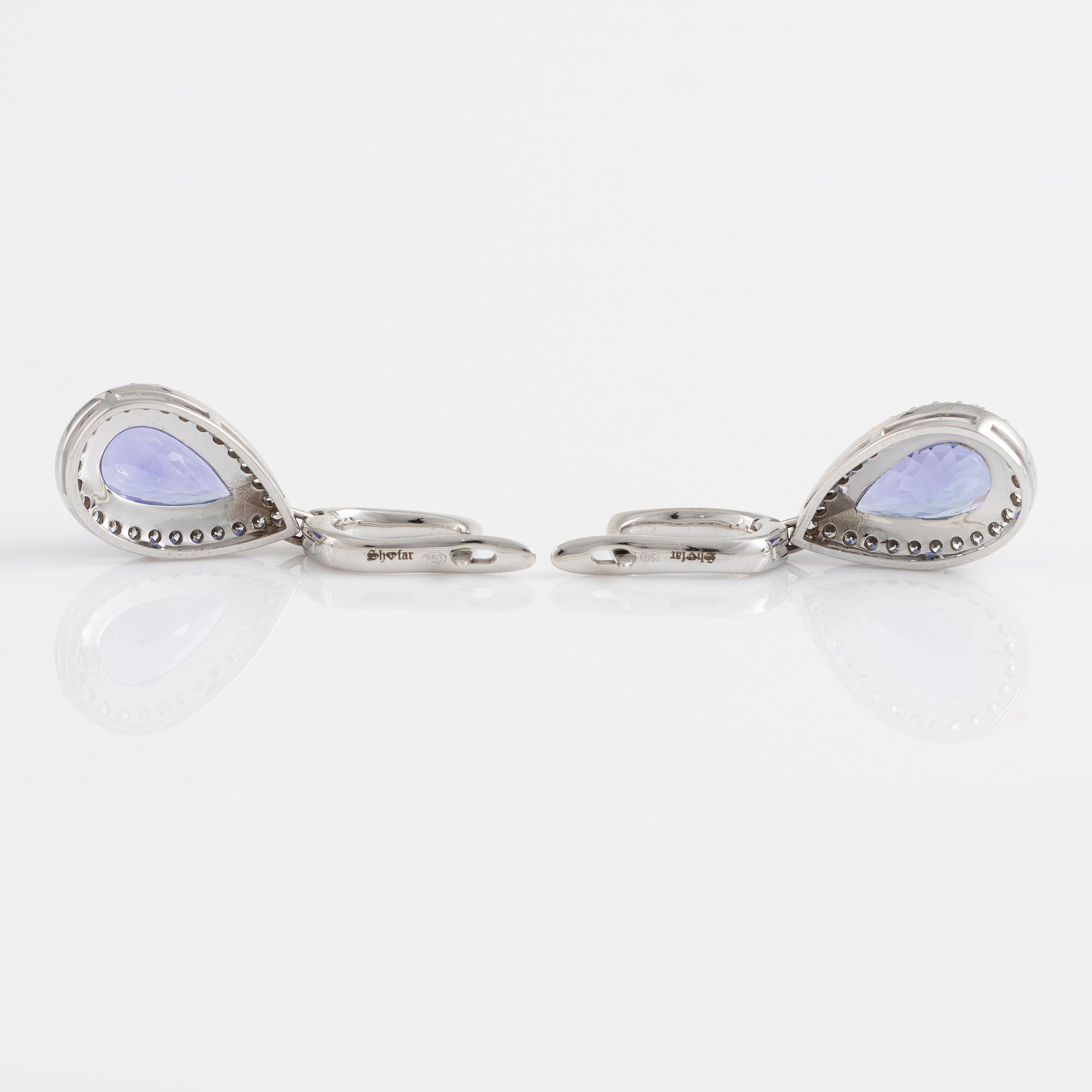 Örhängen med droppformade tanzaniter och briljantslipade diamanter.