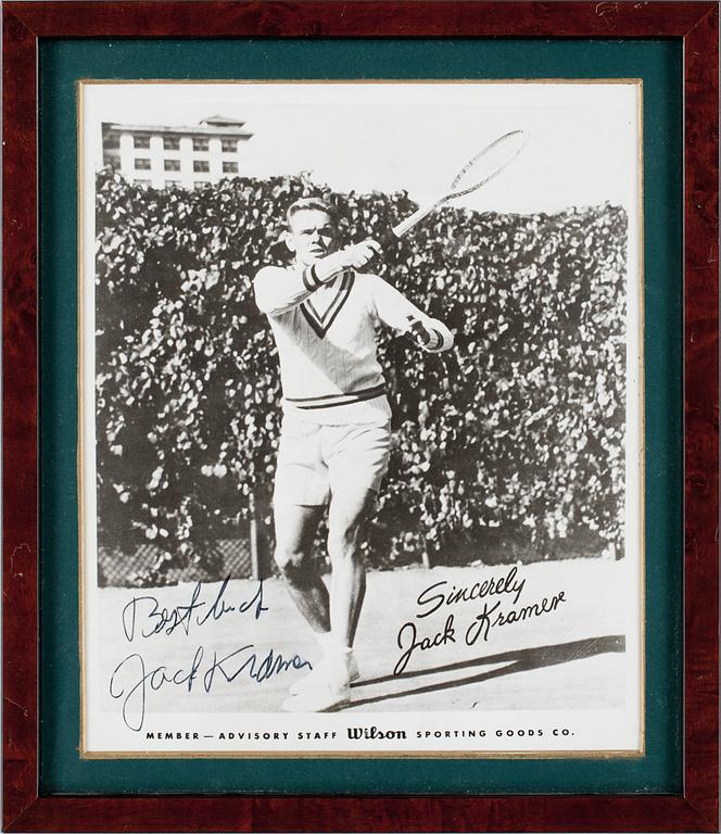 AUTOGRAFER av tennisspelare, 3 st. Bl a Fred Perry.