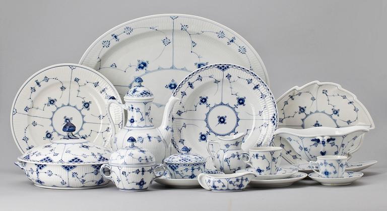 SERVIS, 70 delar, porslin, "Musselmalet", Royal Copenhagen och Bing & Grøndahl, Danmark.