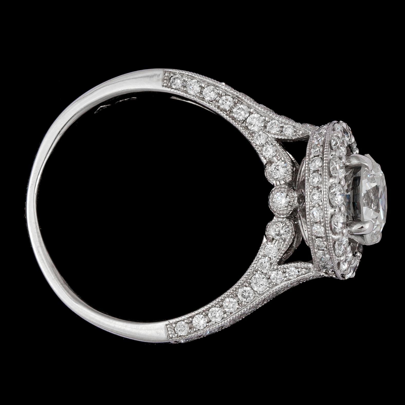 RING, briljantslipad diamant, 1.51 ct, samt mindre briljantslipade, tot. 1.47 ct.