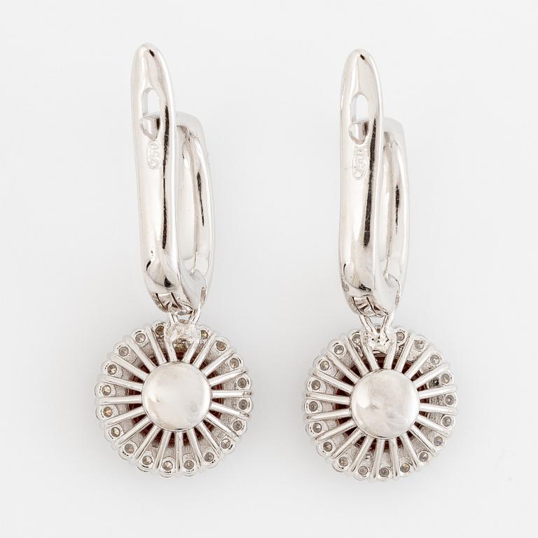 Örhängen 18K vitguld med granater och briljantslipade diamanter.