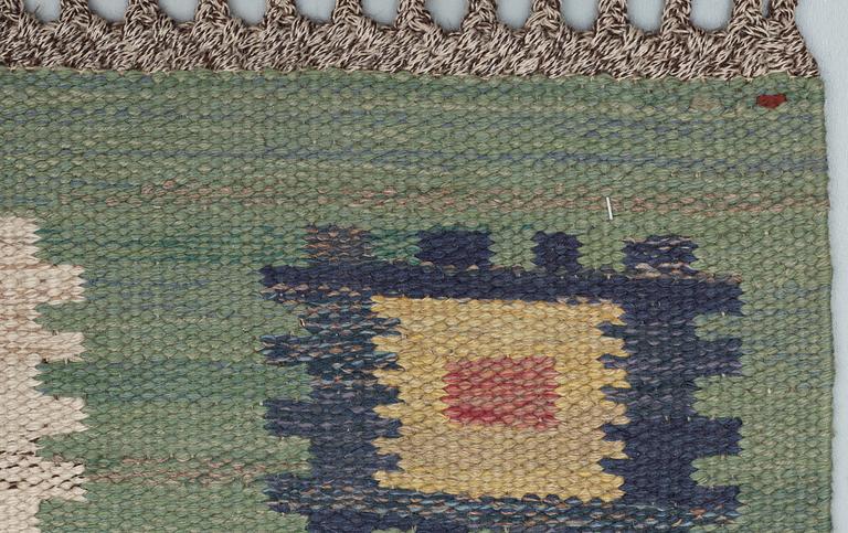 CARPET. "Grön äng". Rölakan (flat weave).  252 x 199,5 cm. Signed AB MMF (AB Märta Måås-Fjetterström).