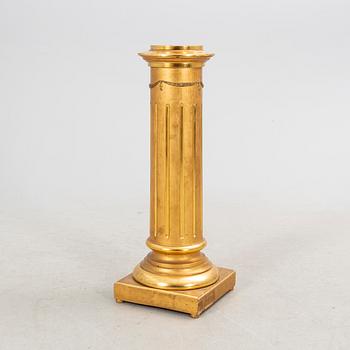 A gilde Gustavian style pedestal.
