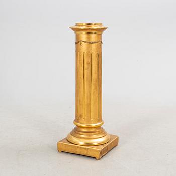 A gilde Gustavian style pedestal.