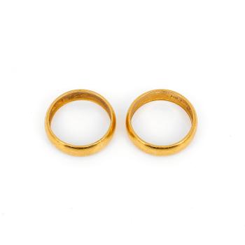 RINGAR, 2 st, 23 k guld, otydliga stämplar, 1900-tal.  Vikt ca 13 g.