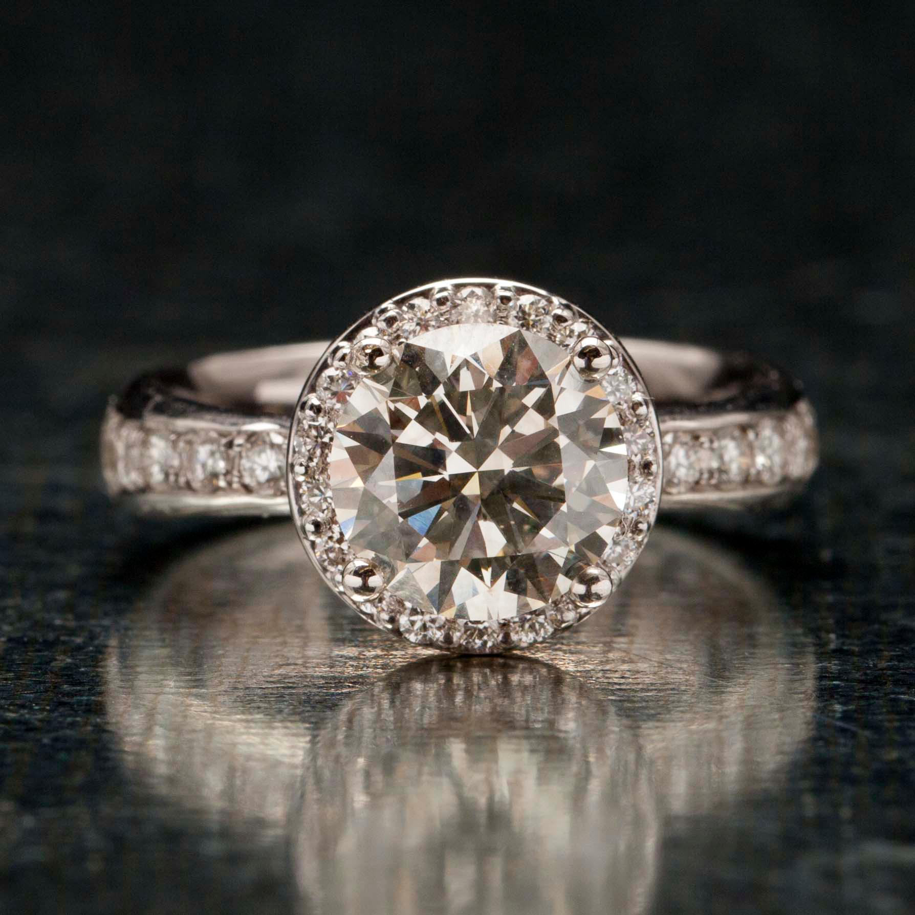 RING, vitguld 18K, briljantslipade diamanter, mittsten 2,60 ct + 0,62 ct. Vikt 8,2 g.