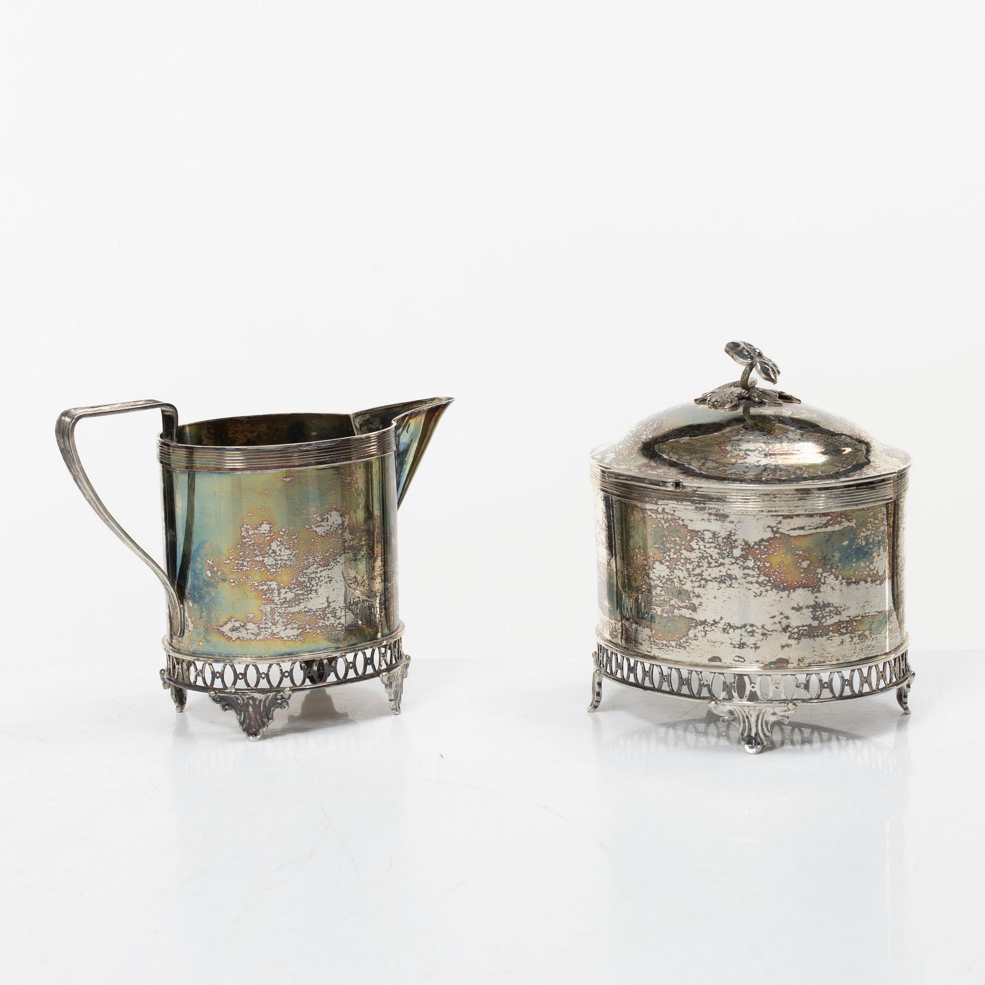 A Swedish silver sugar box and cream jug, mark of JE Skreij, Falun 1927-1929.