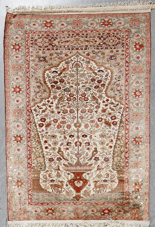MATTA, Turkisk silke, ca 167x119 cm.