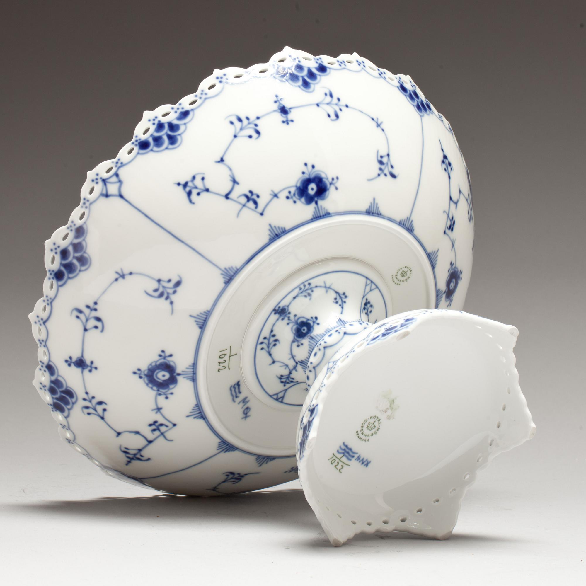 SKÅL på FOT, porslin, "Musselmalet", Royal Copenhagen.