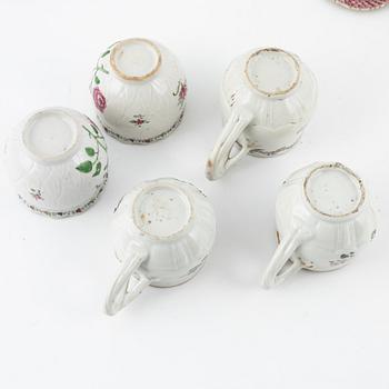 A matched set of 6 Chinese Export custard cups with covers and a cup, Qing dynasty, 18th Century.