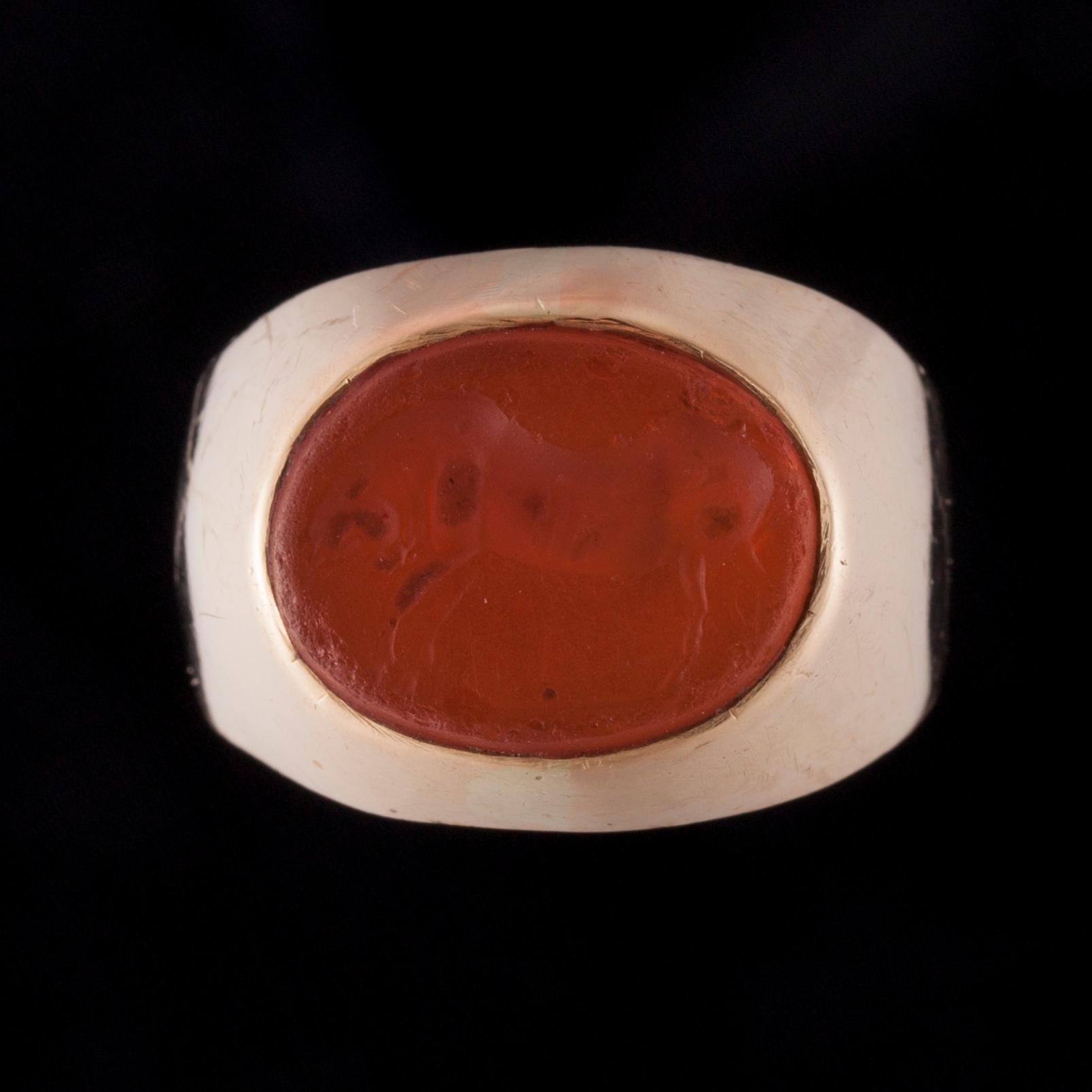 RING, 14K guld, graverad karneol. Gravfynd från Mykene, ringen gjord i Finland. Vikt ca 7,4 g.