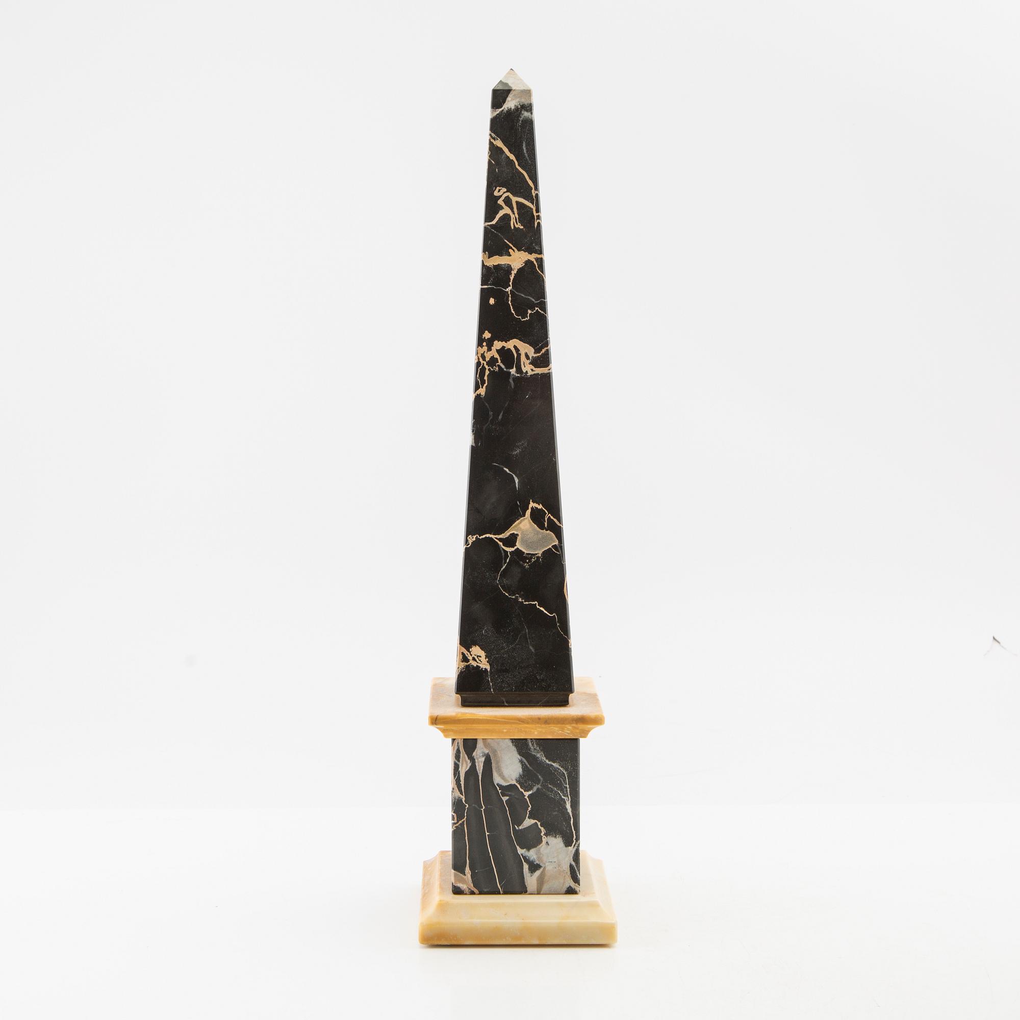 Obelisk och klot med ställ, 1900-talets andra hälft.