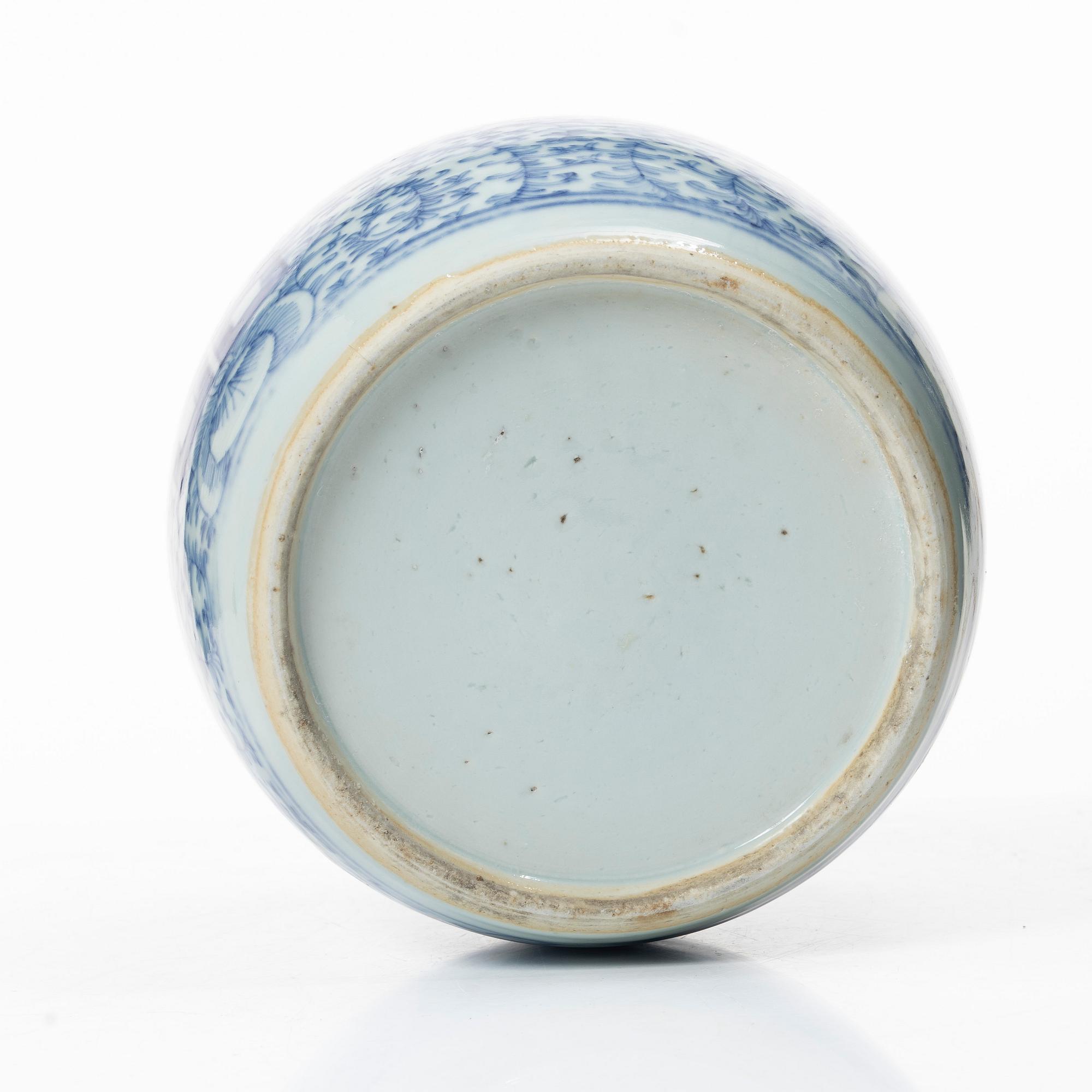 A Chinese blue and white porcelain jar with cover, Qing dynasty, 19th century.