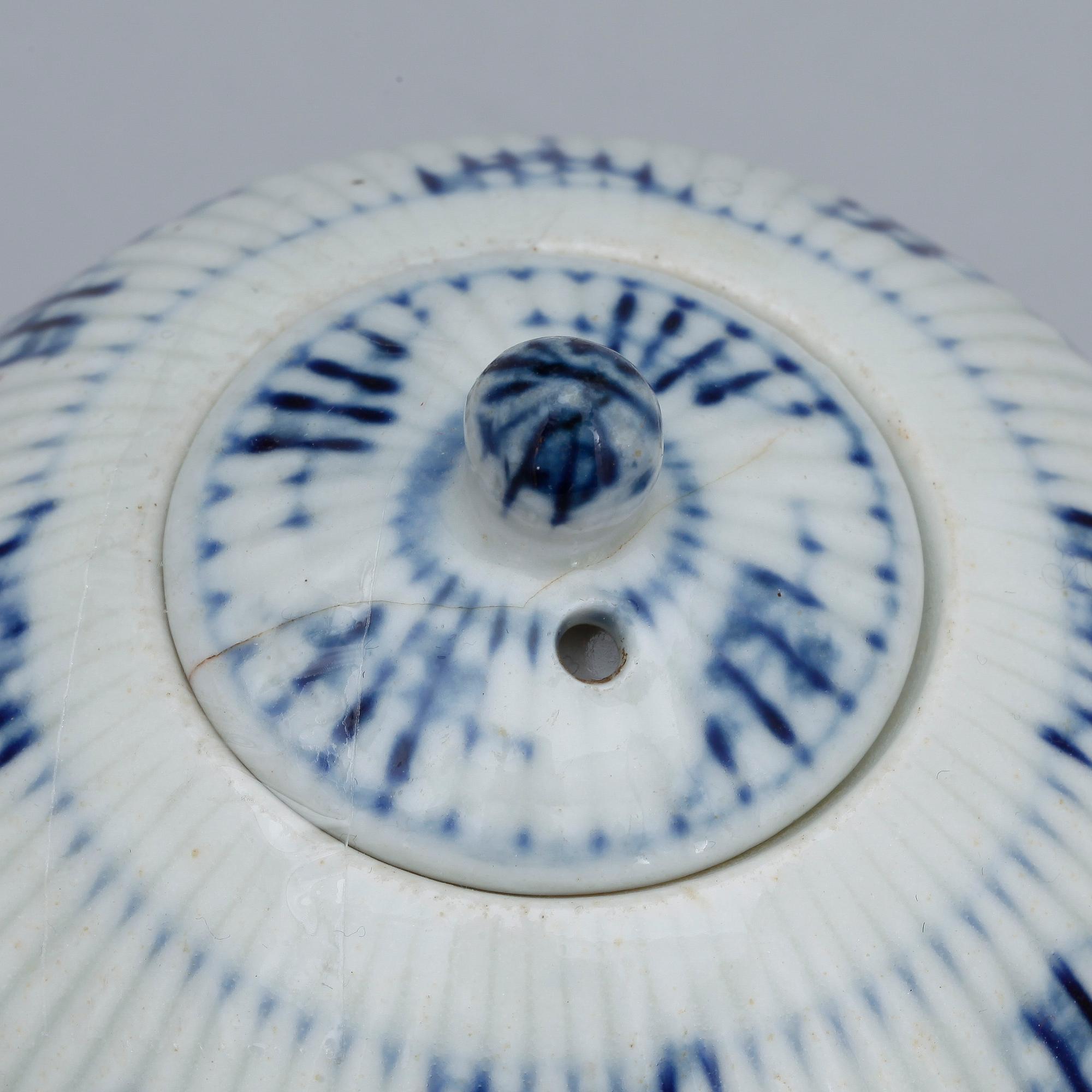 TEKANNA, porslin, Meissenliknande märke, 1800-tal.