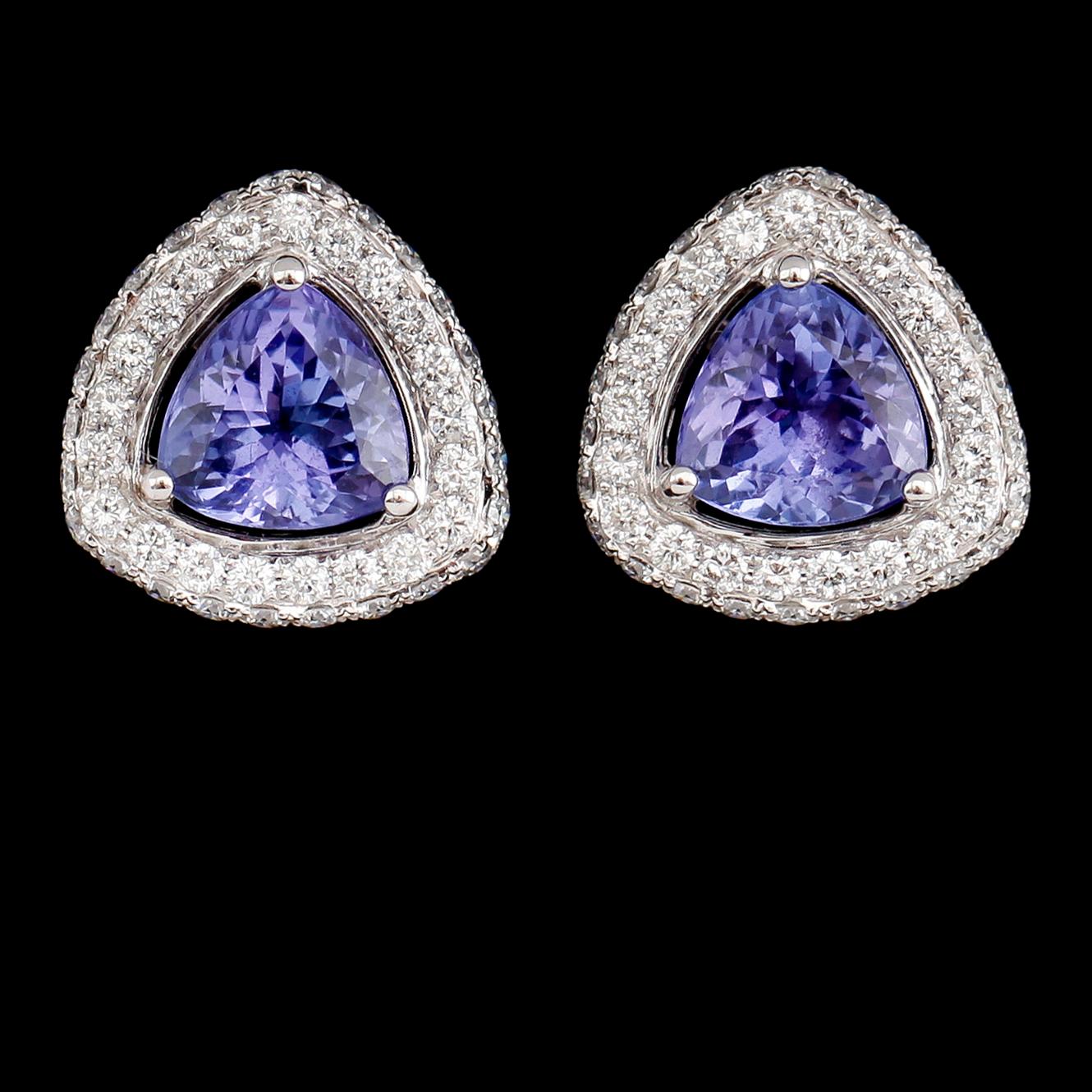ÖRHÄNGEN, 1 par, 18 k vitguld, blå tanzaniter tot ca 3.90 ct, briljantslipade diamanter tot ca 1.44 ct.