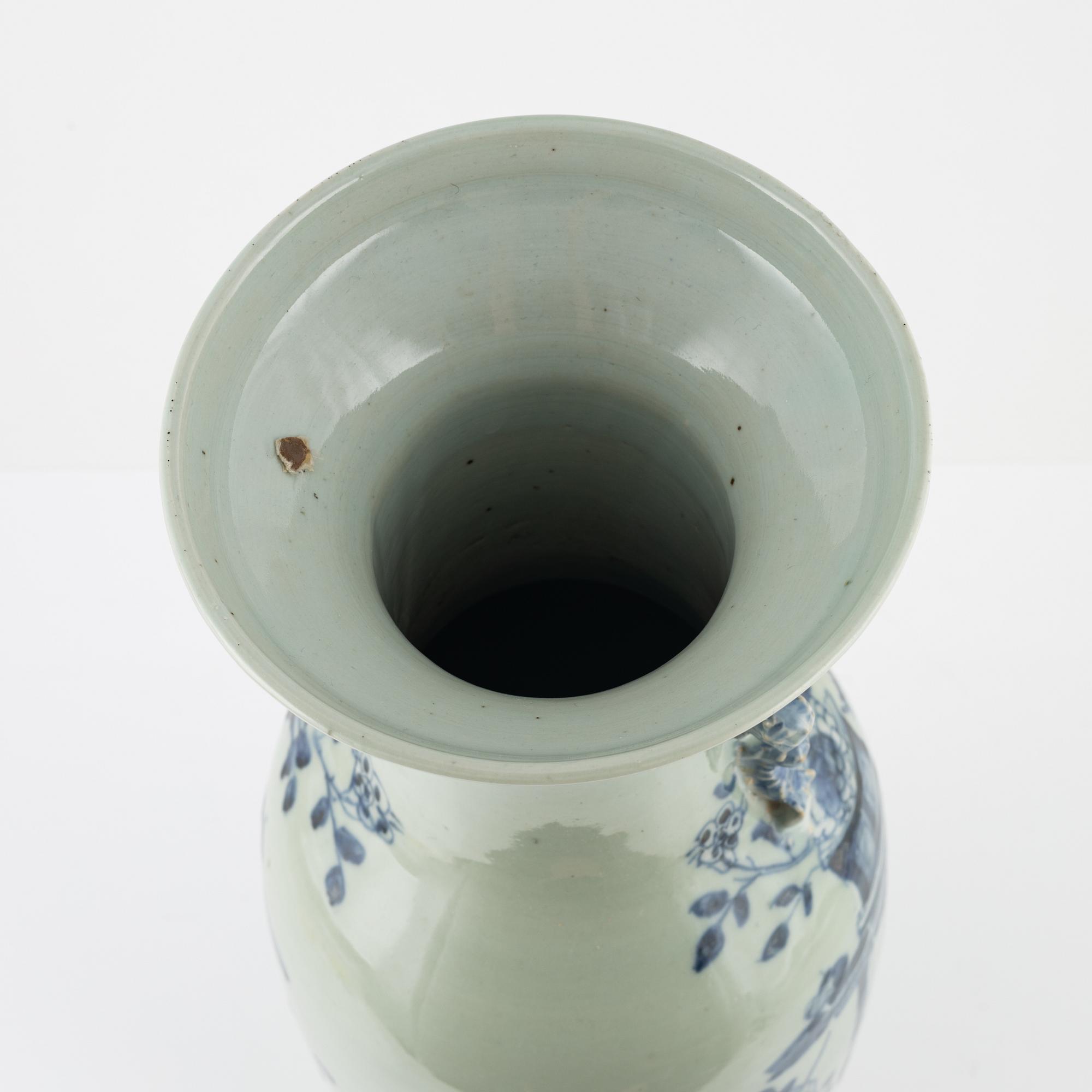 A Chinese porcelain vase, Qing dynasty, late 19th Century.