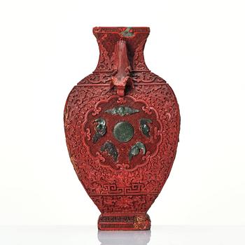 A red Chinese lacquer vase, Qing dynasty, 19th Century.