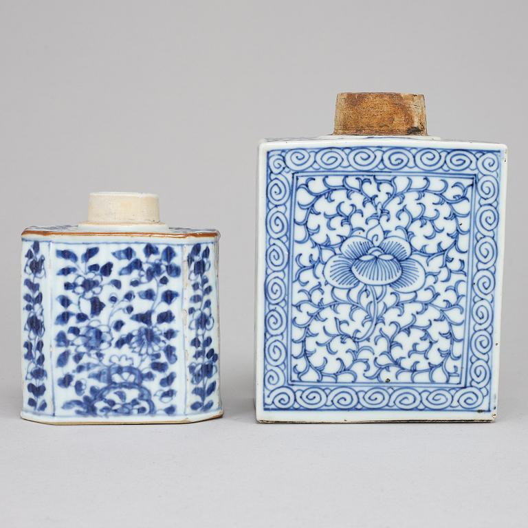 Two blue and white tea caddies, one Qingdynasty, Kangxi (1662-1722), the other late Qingdynasty, circa 1900.