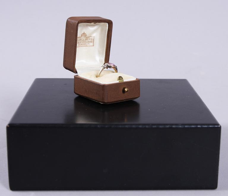 RING, guld 18 K m ametist o rosenstenar, 1920-tal.