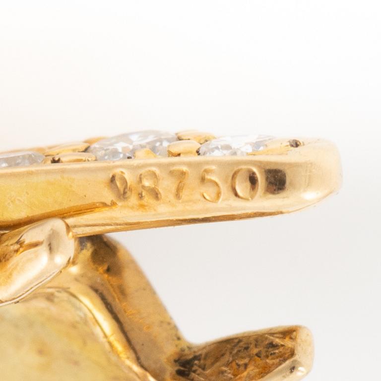 Brosch, Piaget, i form av insekt, 18K guld med cabochonslipad safir och små briljantslipade diamanter.