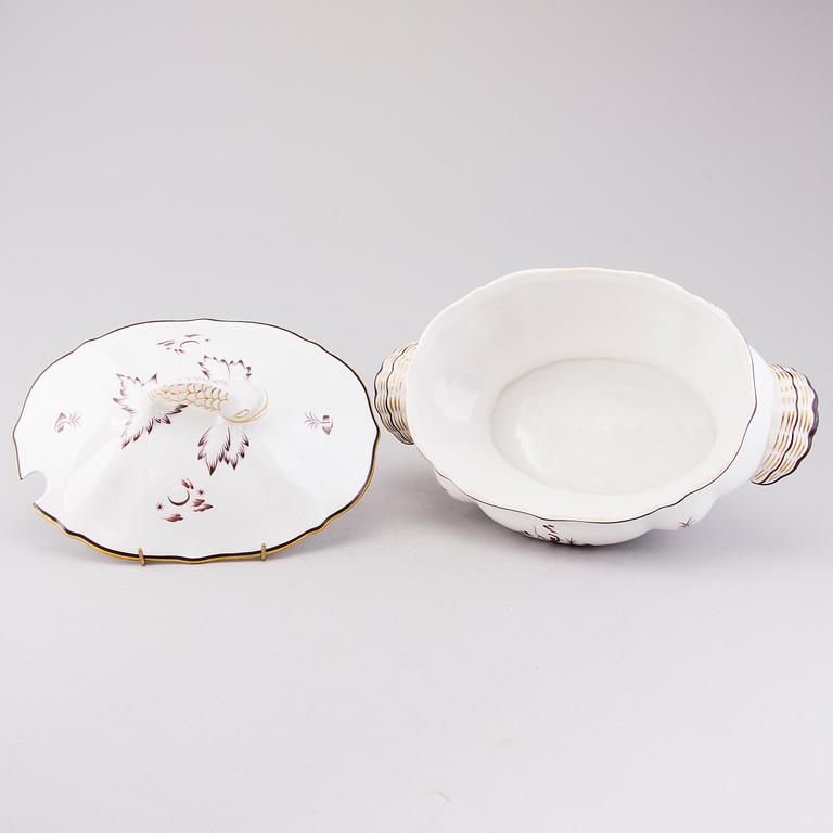 A 16-pcs set of 1930s-1940s 'Diana' tableware from Arabia, Finland.
