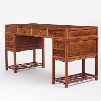 Skrivbord/partnersdesk, hardwood. Kina, sen Qingdynasti/tidigt 1900-tal.