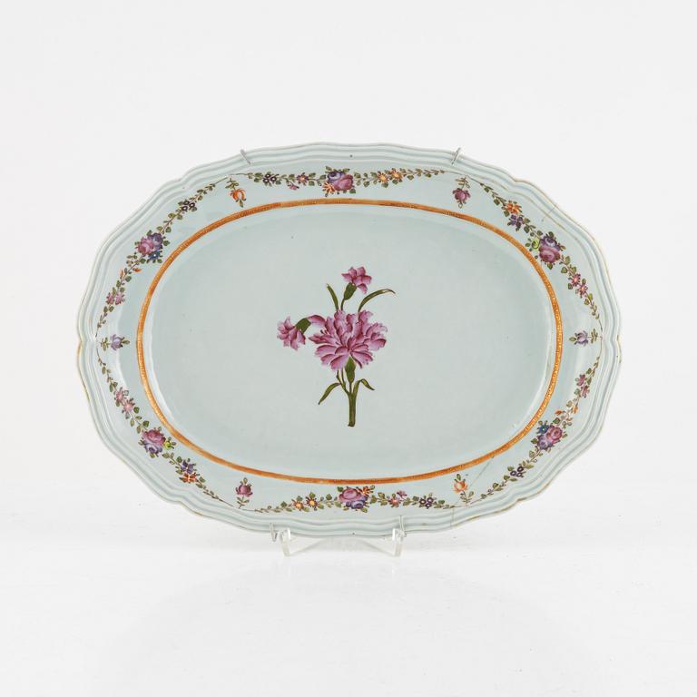 A Chinese export porcelain dish, Qing dynasty, Qianlong (1736-95).