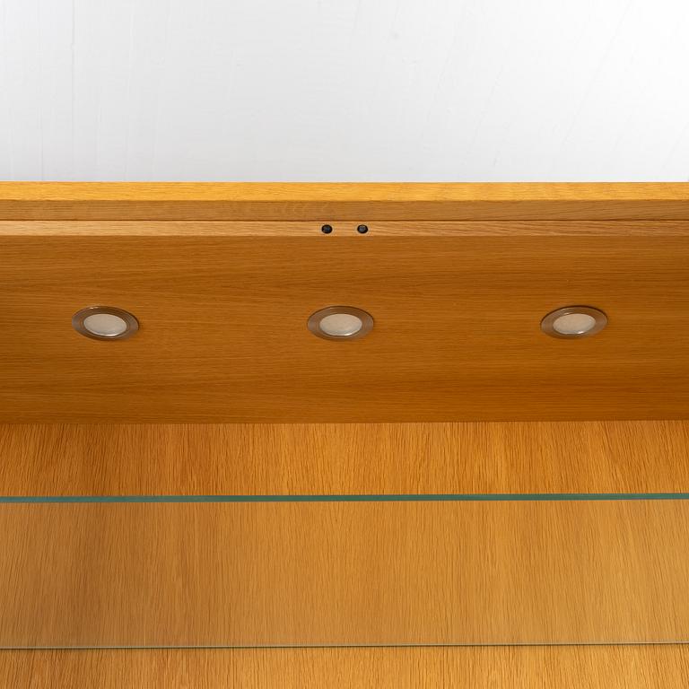 Nissen & Gehl, vitrinskåp, "AK 2780-2782", Naver Collection.