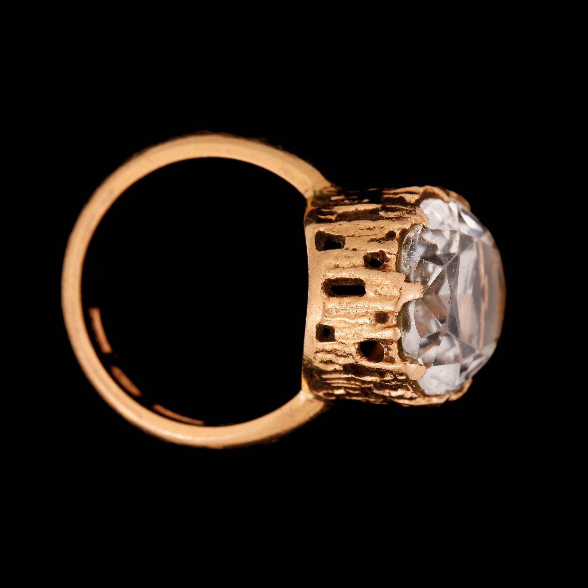 RING, 18k och 20k guld med bergkristall. Vikt ca 9,3 gram.