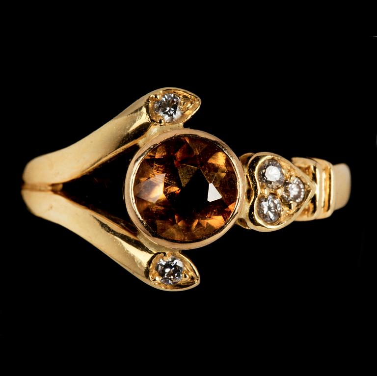 RING, 18k guld med 5 små briljantslipade diamanter samt gul sten. Vikt 5 g.