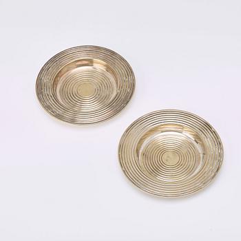 Bordsklocka, bricka, askfat, dosa, klämma och miniatyrskepp, nysilver och mässing. 1900-tal.