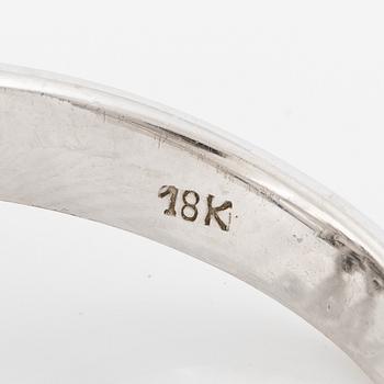 Ring, 18K vitguld med cabochonslipad stjärnsafir och briljantslipade diamanter.