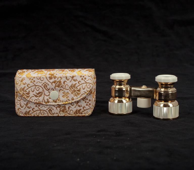 TEATERKIKARE, Hilka, 1900-tal, dekor i pärlemo, stomme i guldfärgad metall och vit plast.