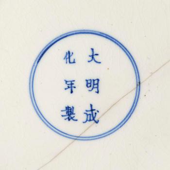 Tallrik, mjukt porslin. Qingdynastin, 1700-tal med Chenghuas märke.
