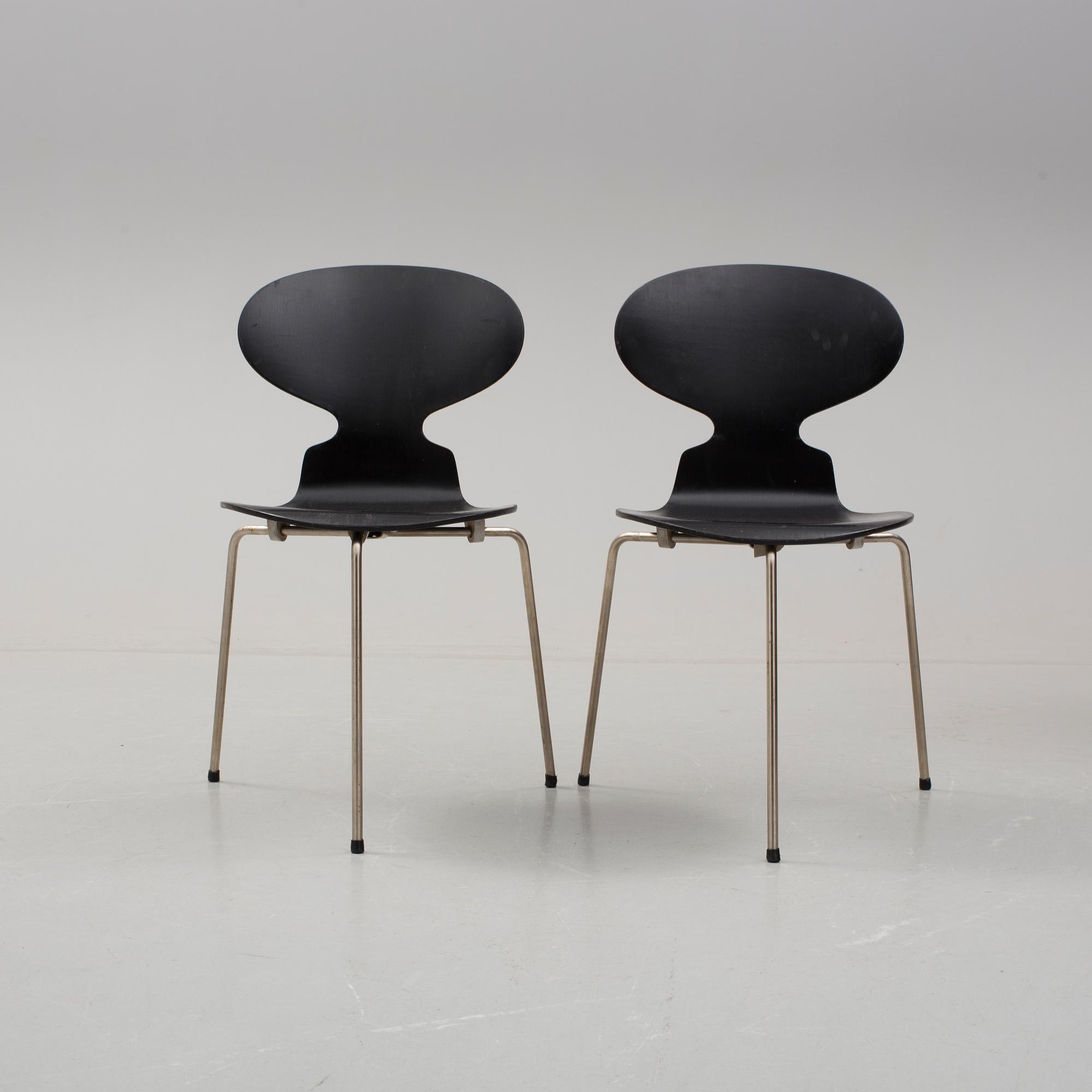 ARNE JACOBSEN, stolar, ett par, "Myran", Fritz Hansen, 1900-talets mitt.