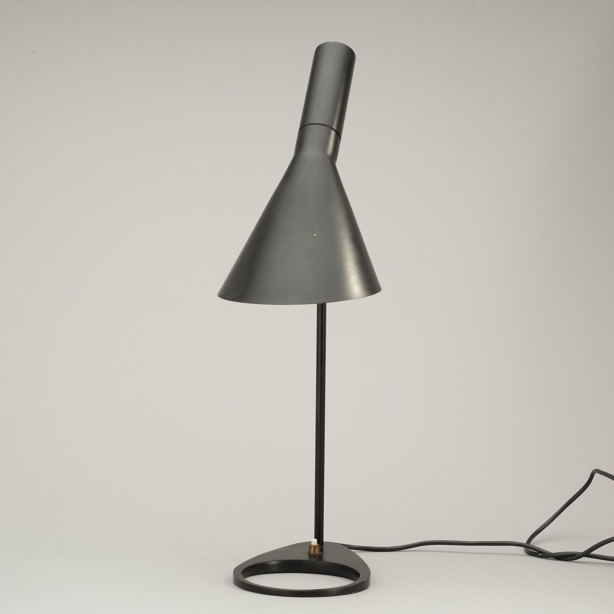 ARNE JACOBSEN, bordslampa, "AJ", Louis Poulsen, Danmark, 1960-tal.