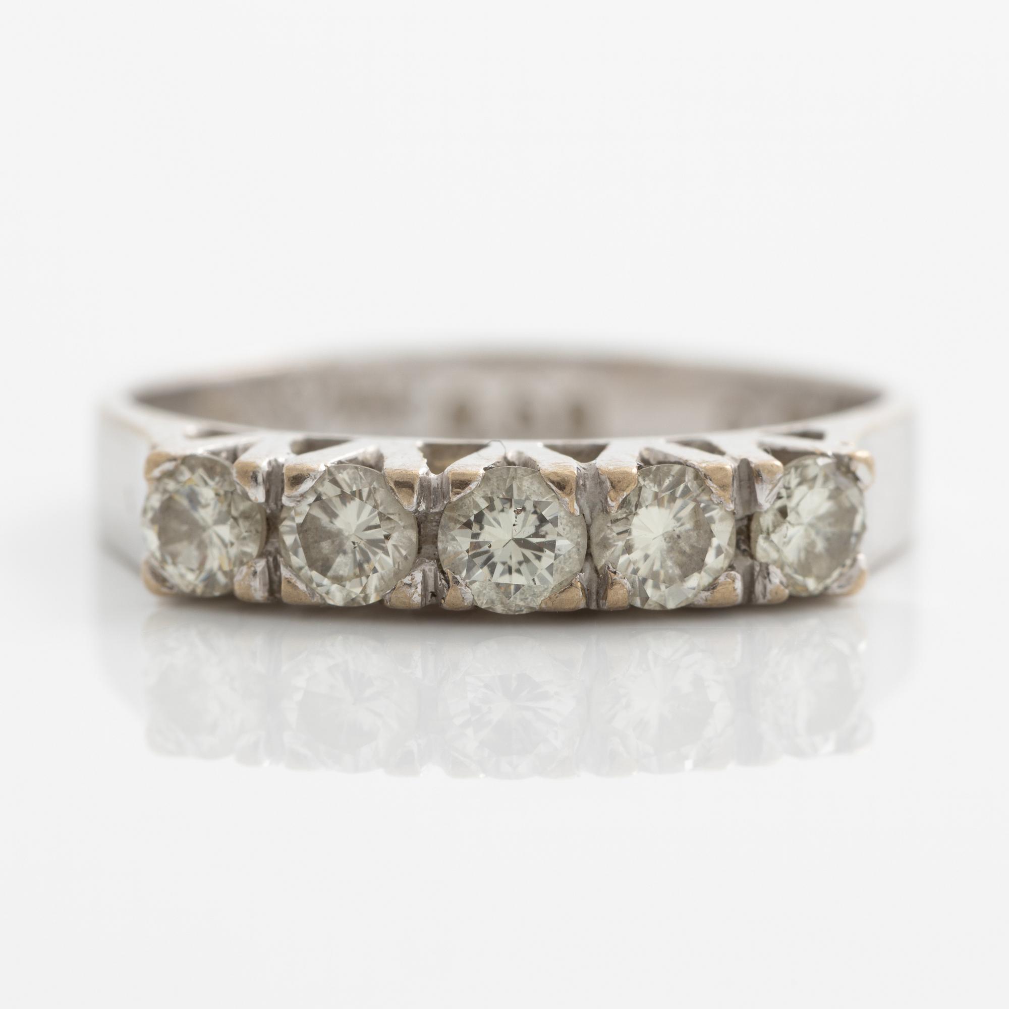 Ring, 18K white gold set with five brilliant-cut diamonds.