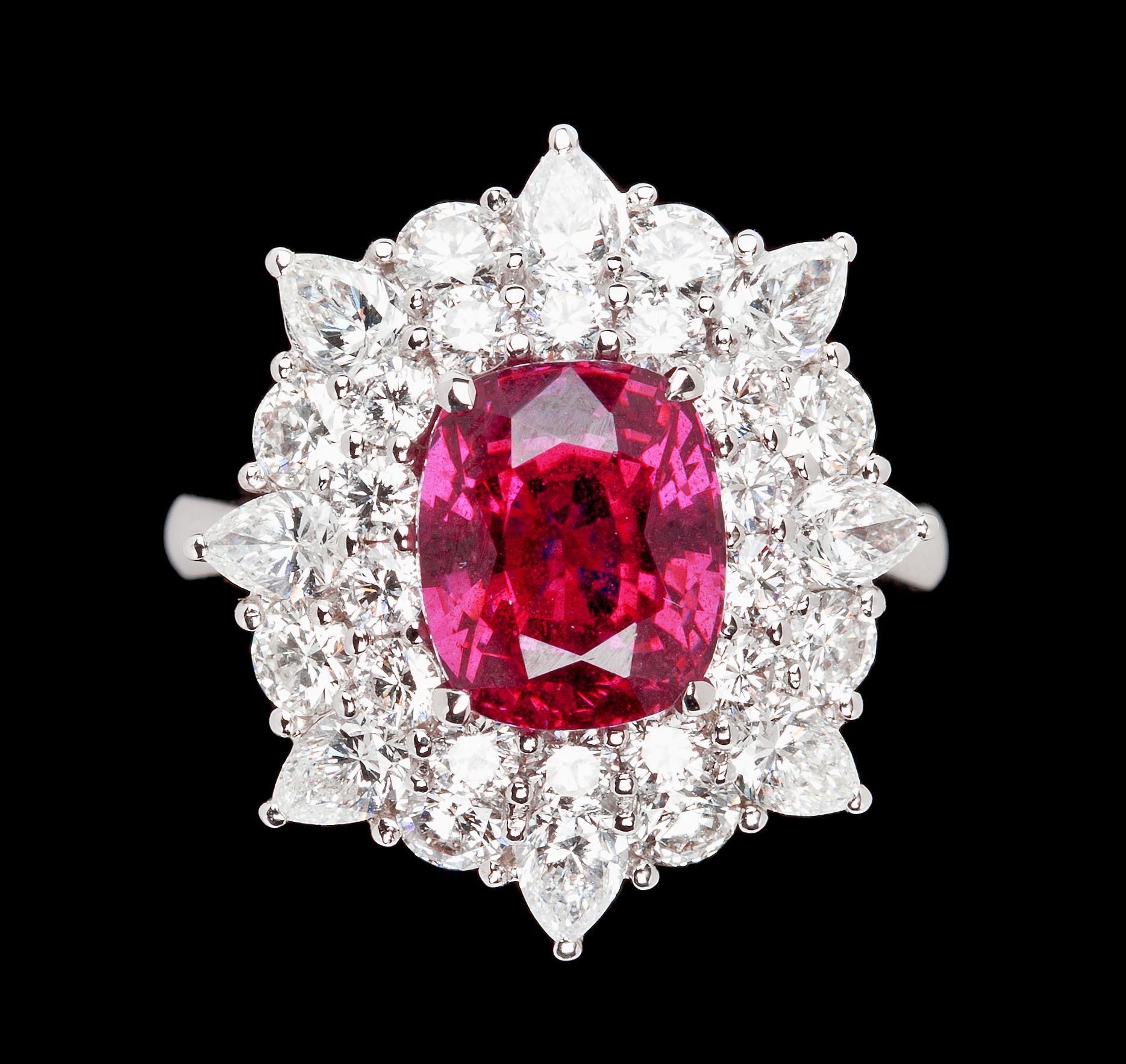 RING, fasettslipad ceriserosa safir, 5.20 ct, med dropp- och briljantslipade diamanter, tot. 2.51 ct.