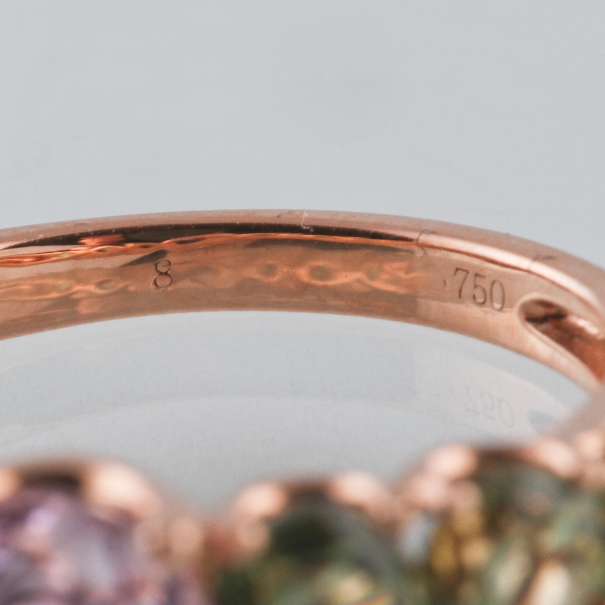 RING, 18K guld med fasettslipad kunzit ca 1.75 ct samt 6 fasettslipade turmaliner ca 1.34 ct. Vikt 3,7 gram.