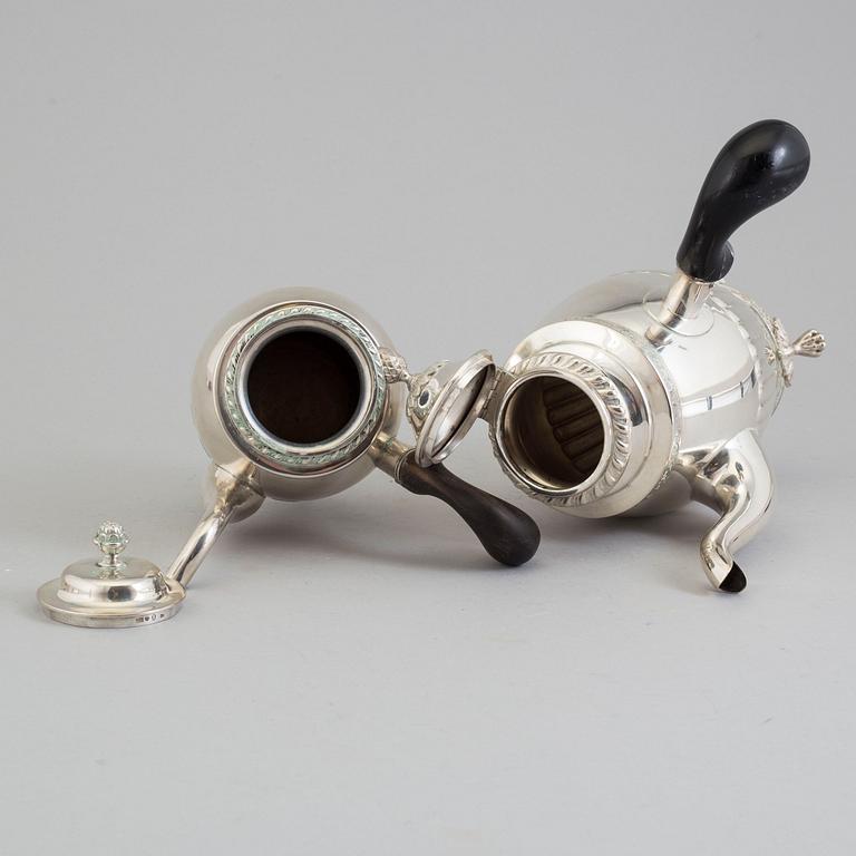 KAFFEKANNOR, 2 stycken, silver, bland annat Gustaf Möllenborg, Stockholm, 1913.