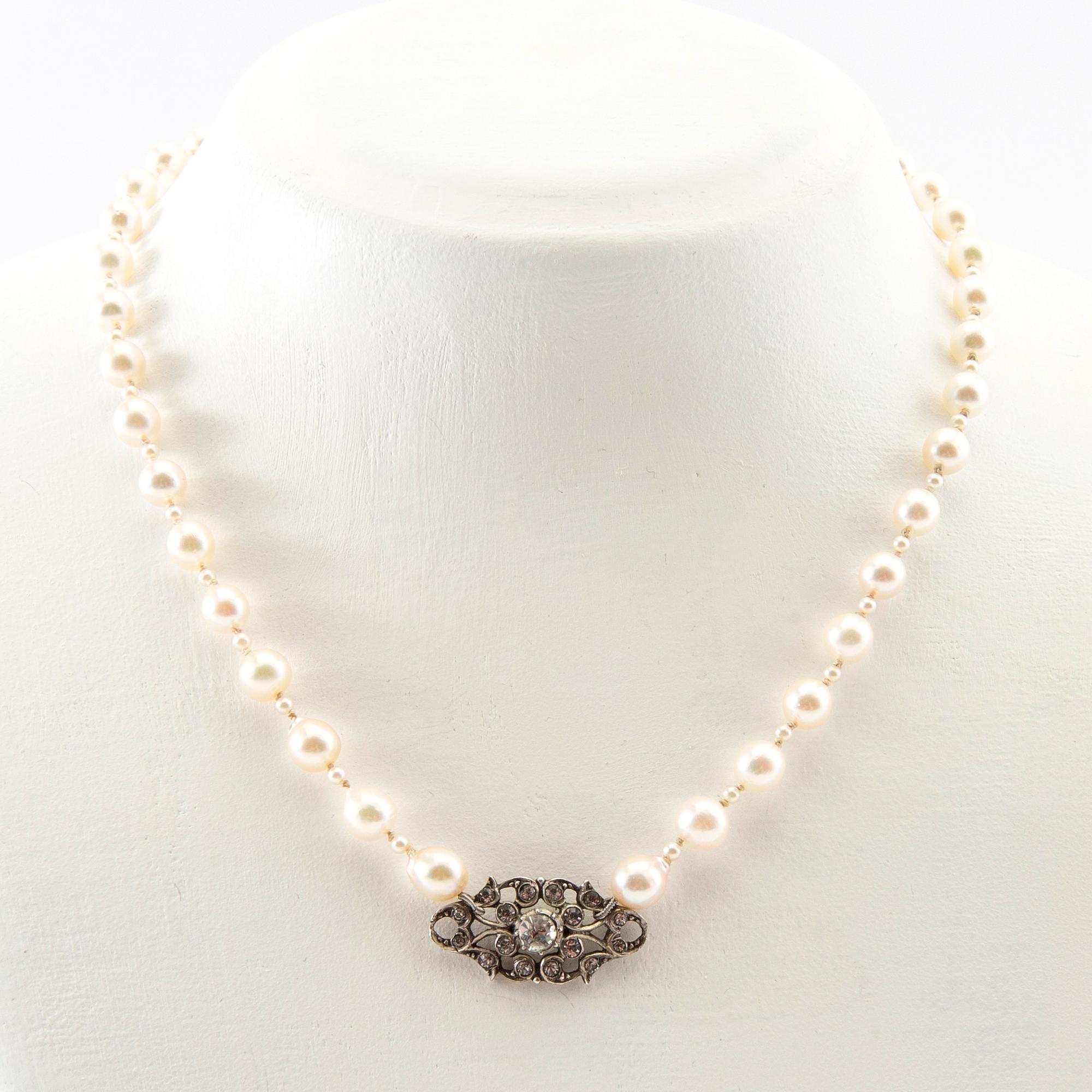 Halsband 2 st av odlade pärlor med lås av silver och strass.