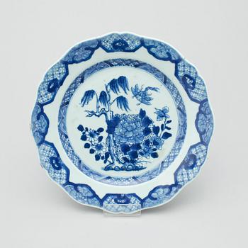 TALLRIKAR, 4 st, porslin, Kina, 1700 samt 1800-tal.