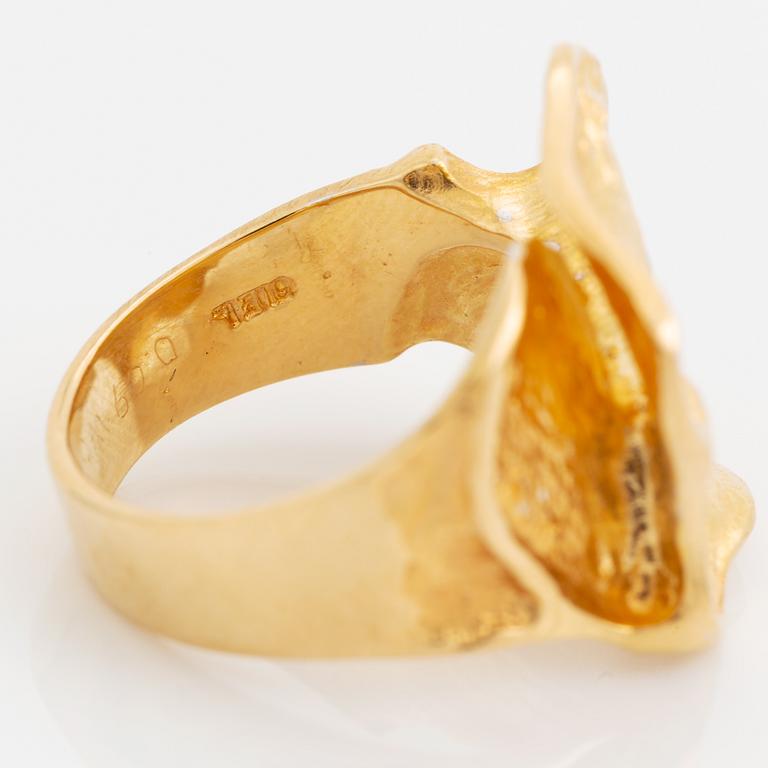 An 18K gold Ole Lynggaard ring set with a round brilliant-cut diamond.