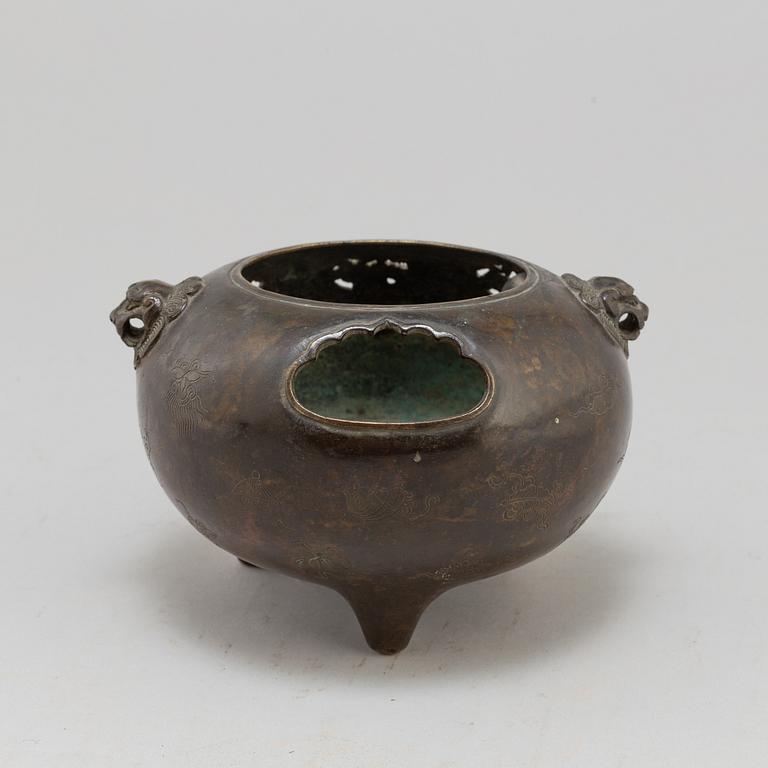 A Chinese bronze tripod censer, early 20th century.