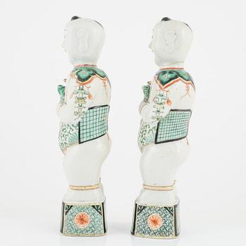 A pair of Kangxi-style figurines, China, late Qing dynasty.